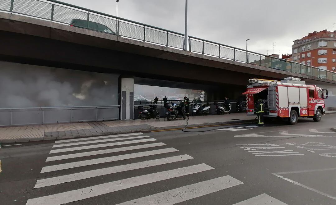 Los bomberos trabajan en la extinción del fuego declarado bajo la infraestructura que une Laviada y El Natahoyo.