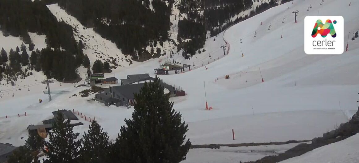 Cerler cota 2000 con nieve "marrón" de las lluvias de sur