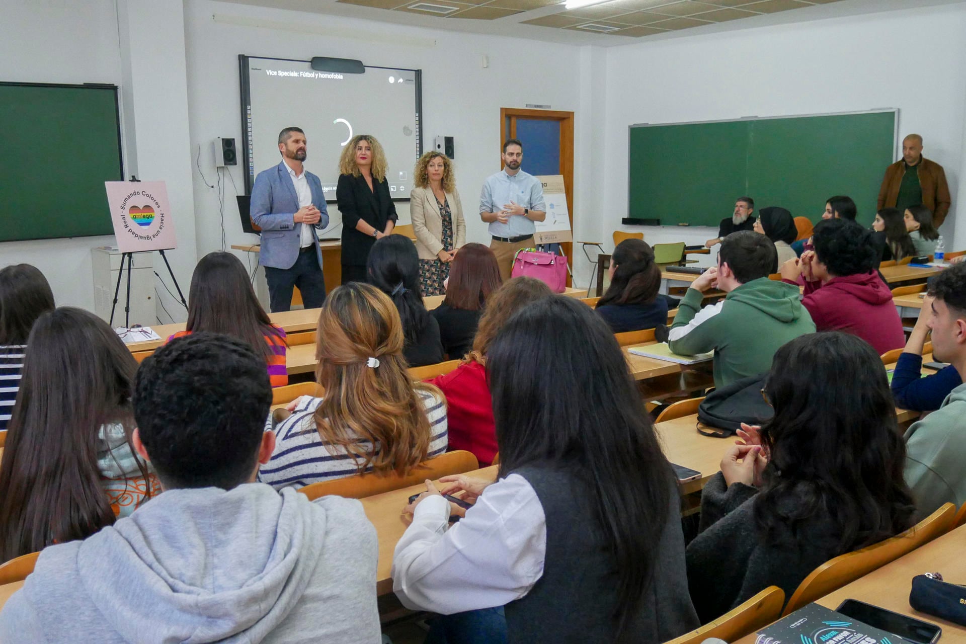 Charla frente a un grupo de jóvenes