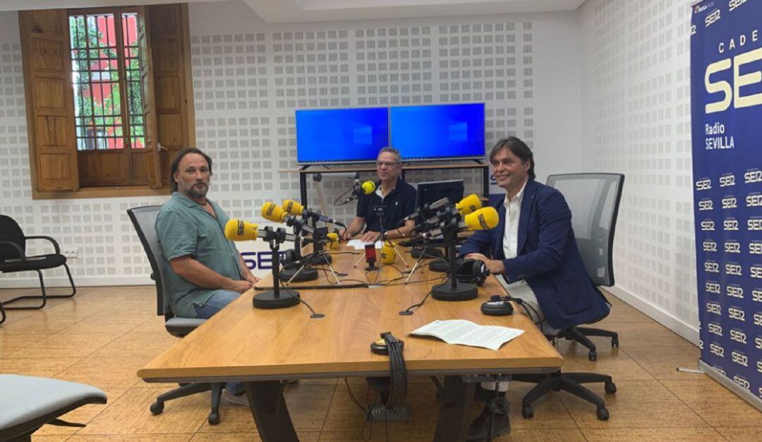 Juan Manuel Román, arqueólogo municipal y Francisco Oliva Blázquez, rector de la Universidad Pablo de Olavide junto a Salomón Hachuel