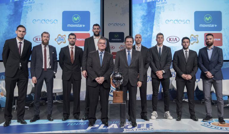 El presidente de Endesa, Borja Prado (5d) y de la ACB, Francisco Roca (5i), junto a Tomas Satoransky (i, Barcelona), Sergio Rodríguez (2i, Real Madrid), Rafa Martínez (3i, Valencia) Ioannis Bourusis (Laboral Kutxa, 4i), Albert Oliver (4d, Herbalife Gran C