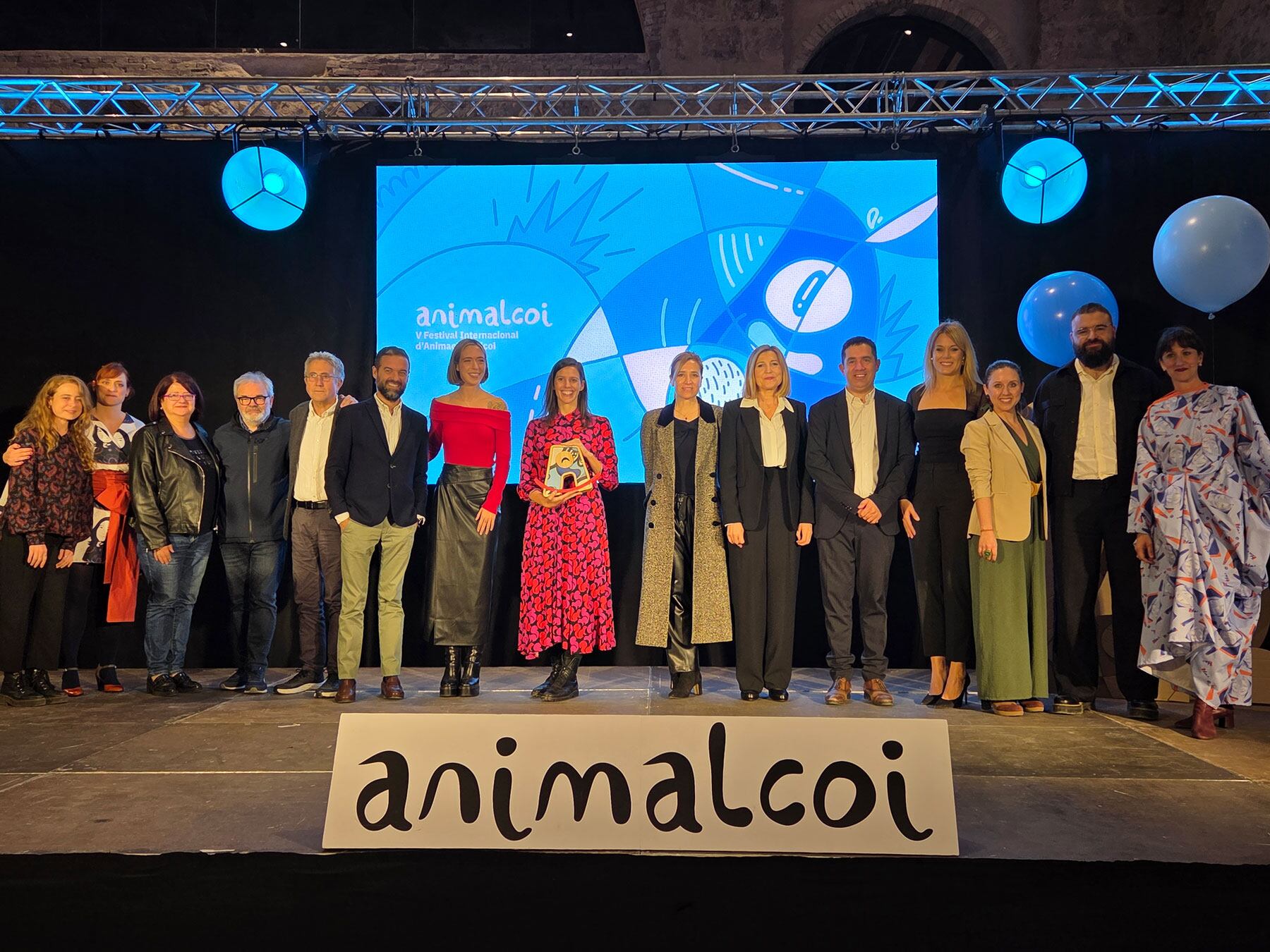 Foto final de familia con autoridades, organizadores, patrocinadores y una de las autoras premiadas