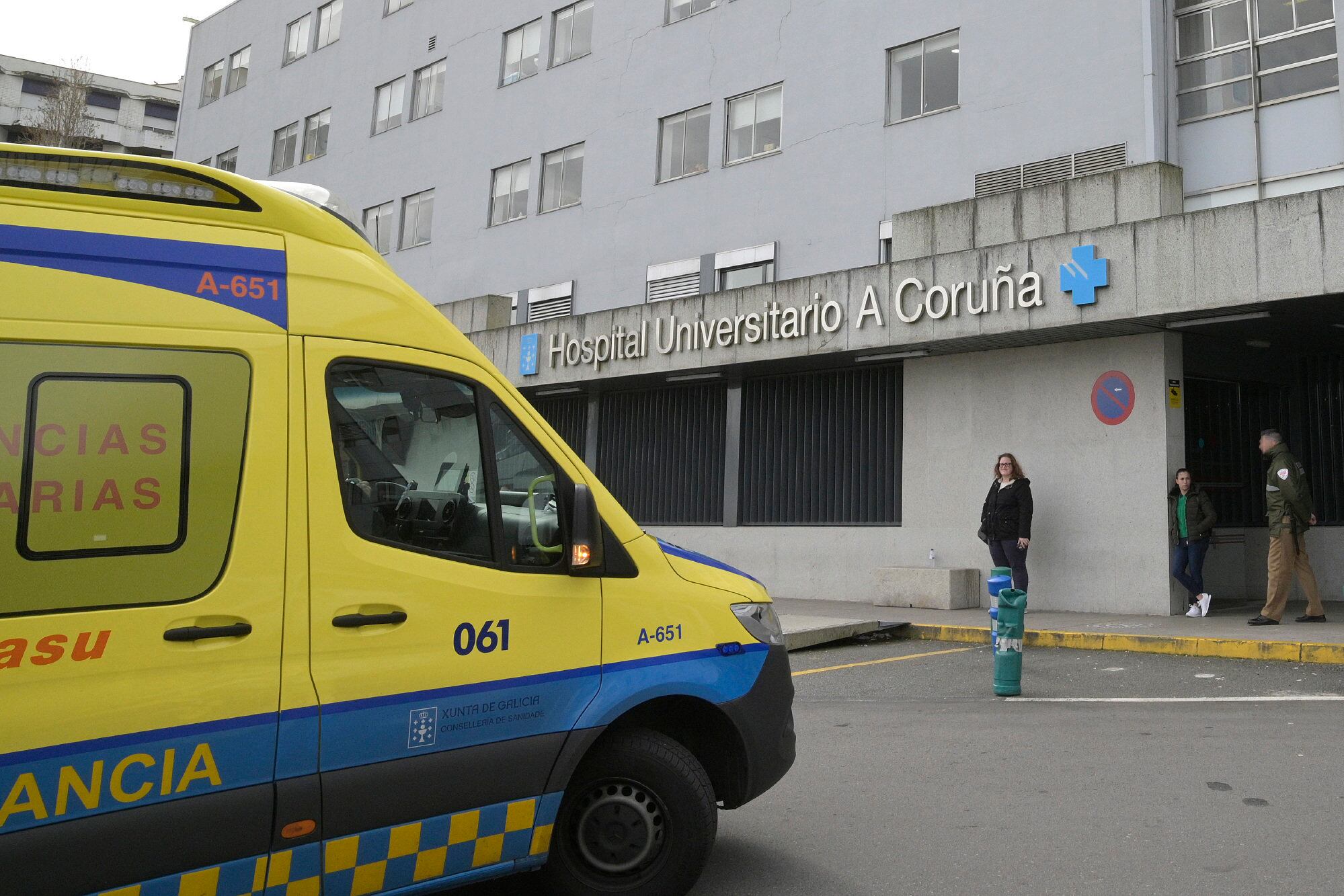 04/03/2020 Una ambulancia en la entrada del Complexo Hospitalario Universitario A Coruña, donde un paciente procedente de Madrid está aislado por coronavirus, en A Coruña/Galicia (España) a 4 de marzo de 2020.
POLITICA 
M. Dylan - Europa Press
