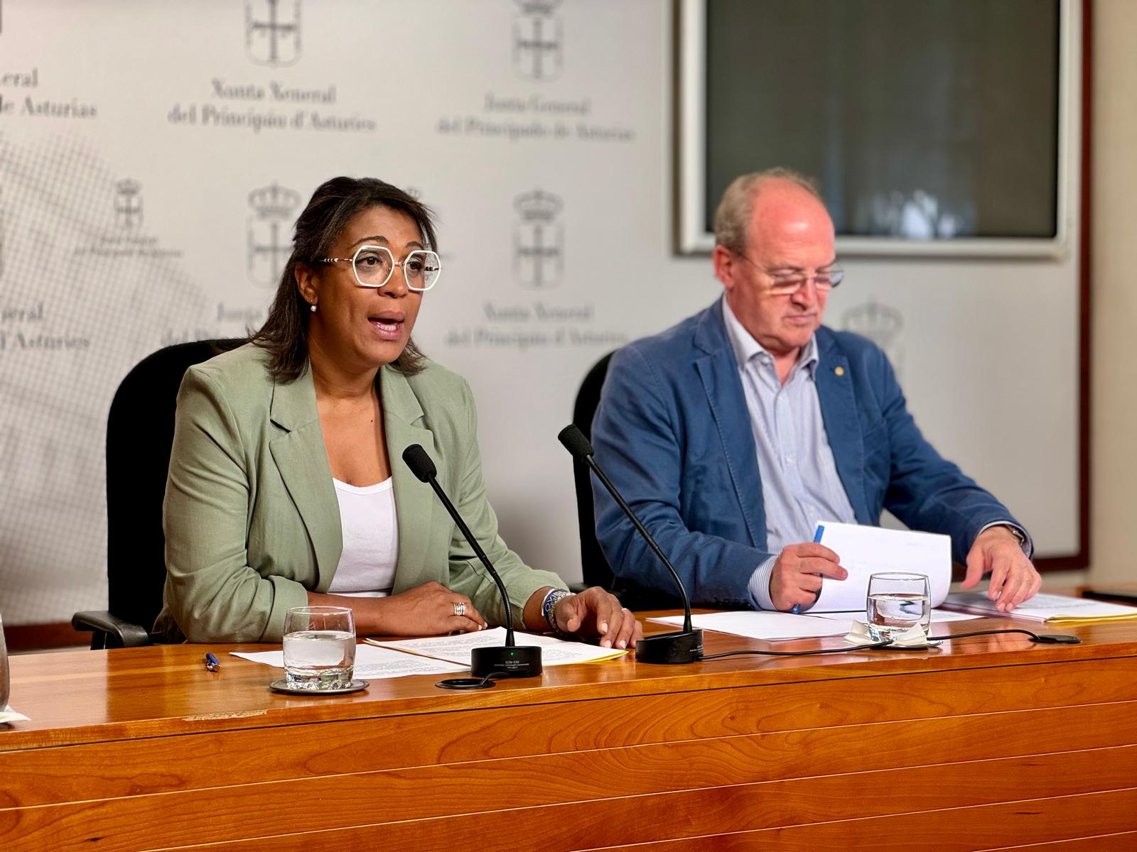 Los diputados populares Sandra Camino y José Agustín Cuervas-Mons en rueda de prensa en la Junta General