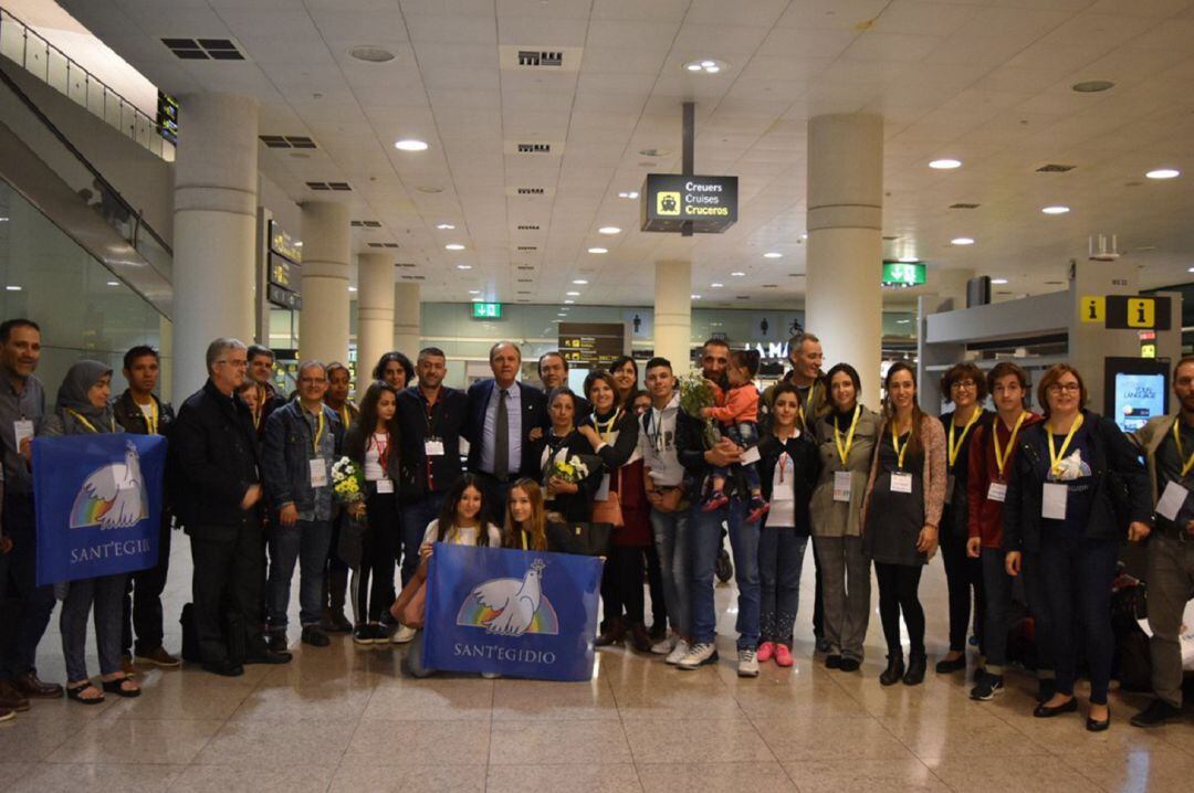 Una imatge de les famílies a la seva arribada a l'aeroport del Prat, a Barcelona.