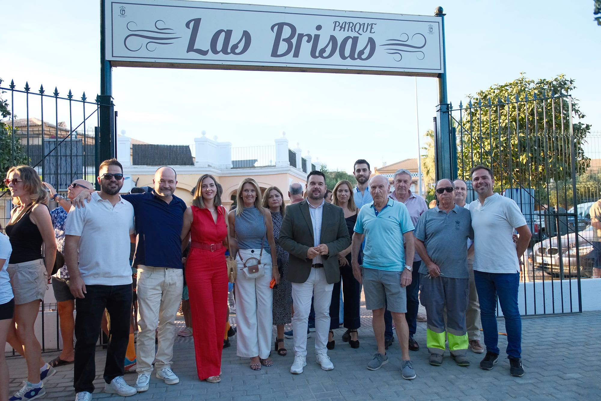 Foto de familia en la reapertura del Parque Las Brisas en Gines