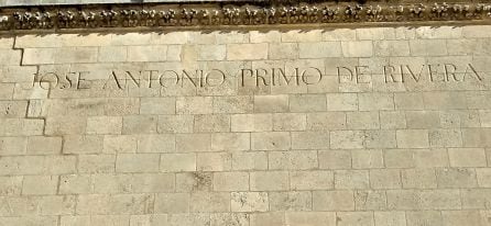 Inscripción del nombre del fundador de Falange Española en la fachada lateral derecha de la escalinata de la puerta del Sarmental de la Catedral de Burgos