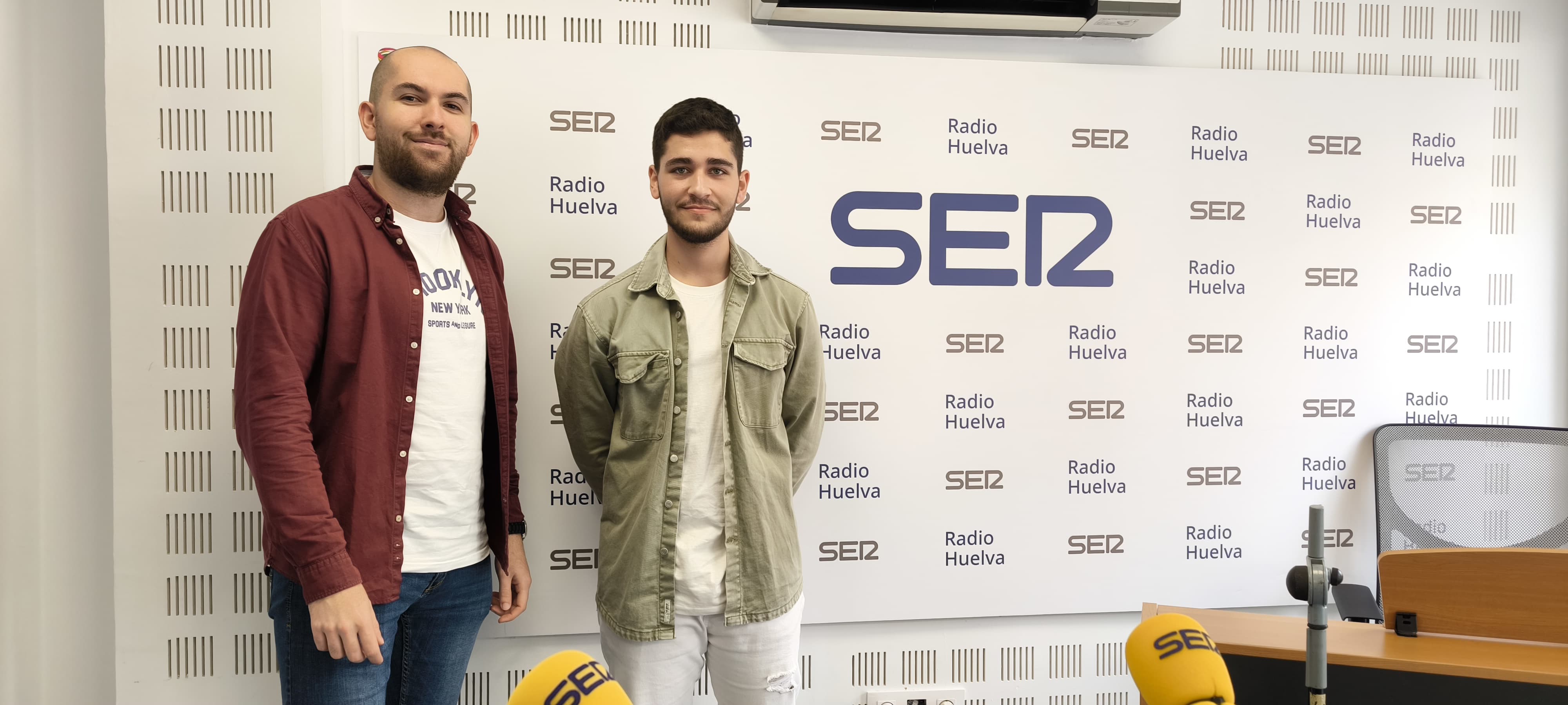 Pablo Razábal, profesor del Conservatorio Profesional de Música Javier Perianes de Huelva, junto a Daniel Galvín, estudiante de 5º curso de percusión