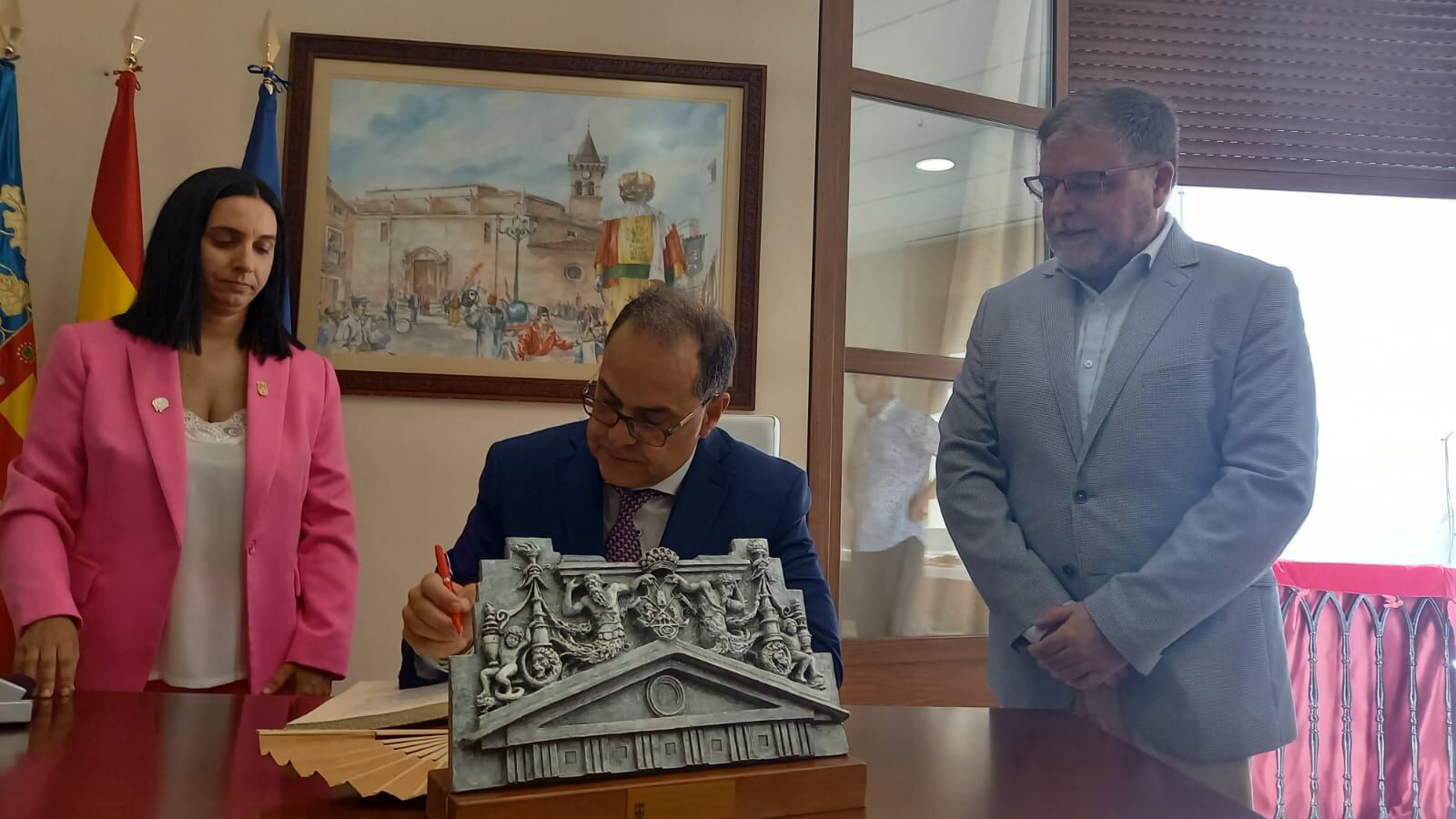 El pregonero firma en el libro de honor de la Ciudad
