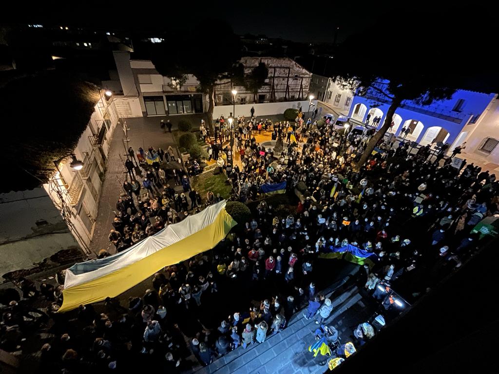 Un millar de personas se concentraron en Parla, en la Plaza de la Constitución, para apoyar a Ucrania.