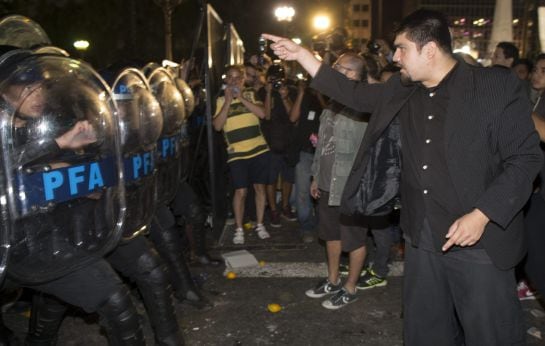 Un grupo de personas se enfrenta con la policía durante las protestas