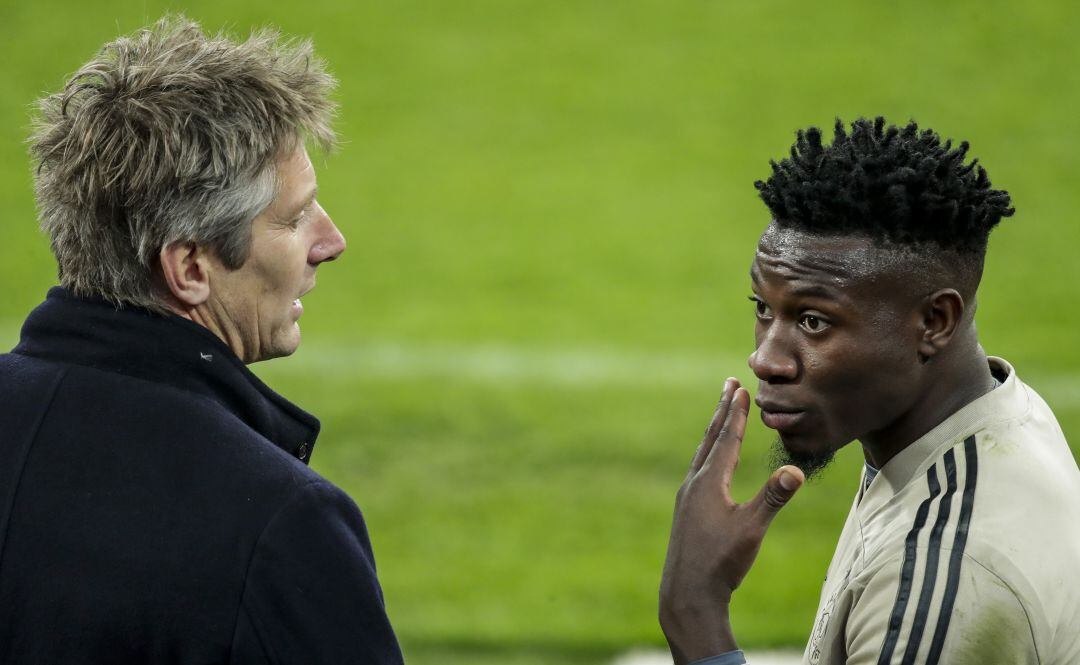 El CEO del Ajax Van der Sar charla con André Onana en la previa del Real Madrid - Ajax 