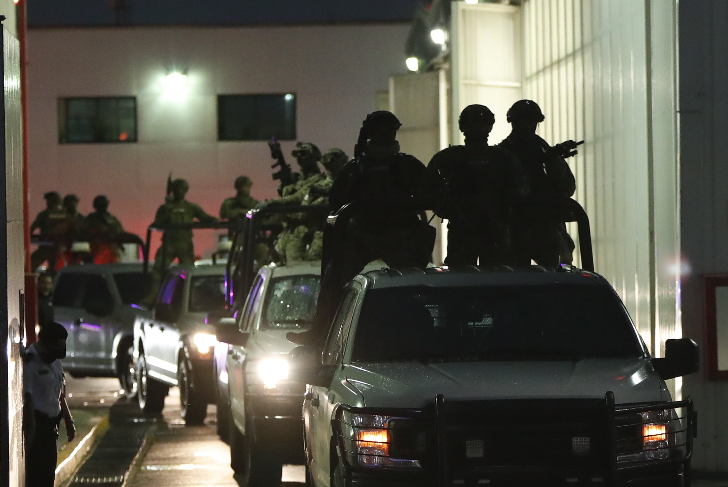 Miembros de la Marina y de la Policía Federal Ministerial realizan un operativo en el Hangar de la Fiscalía General de la República Mexicana para llevar a cabo el traslado del capo Rafael Caro Quintero.