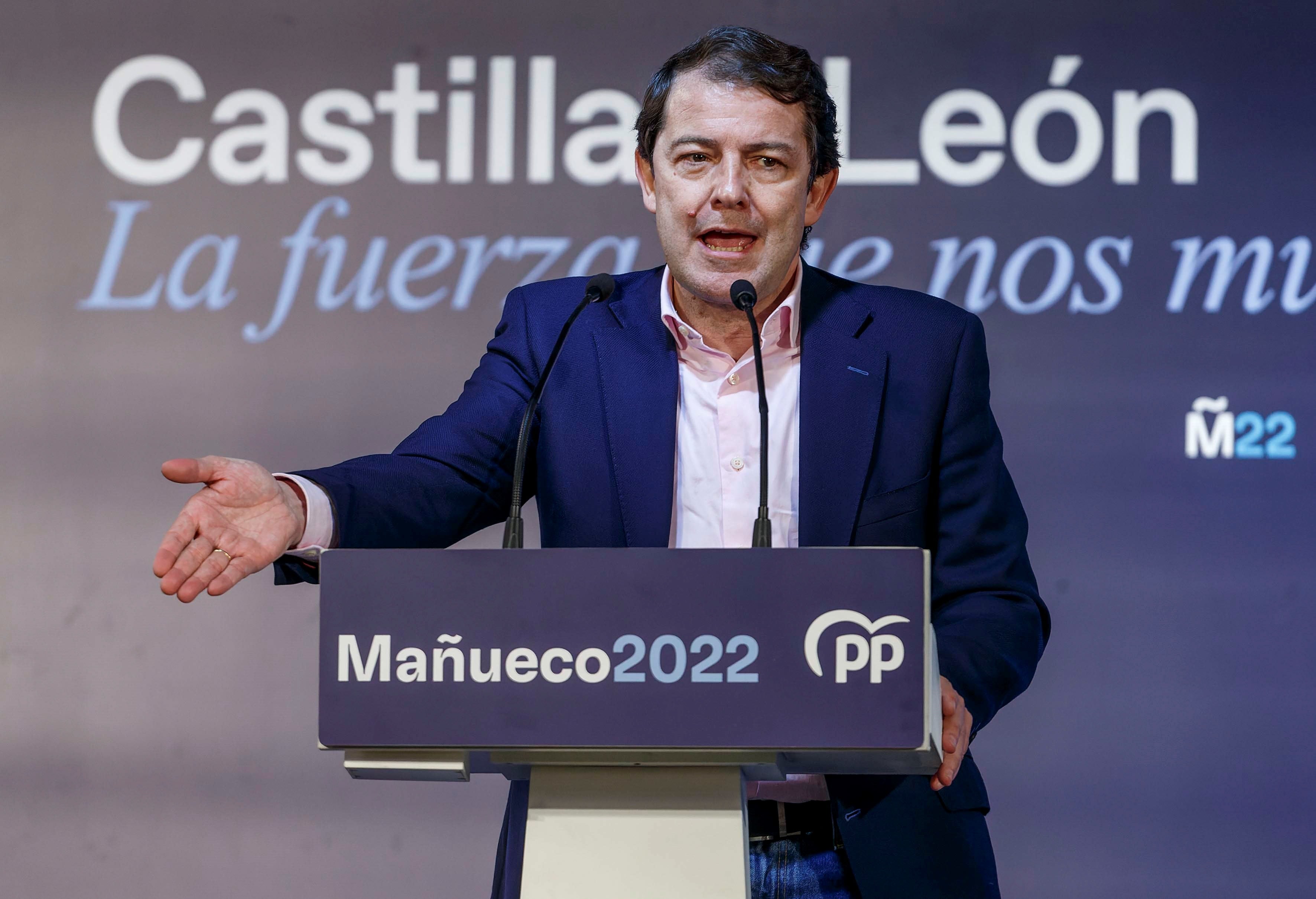 BURGOS, 04/02/2022.- El candidato a la reelección en la presidencia de la Junta de Castilla y León por el PP, Alfonso Fernández Mañueco, durante el acto electoral del Partido Popular para las elecciones autonómicas celebrado este viernes en Burgos. EFE/Santi Otero
