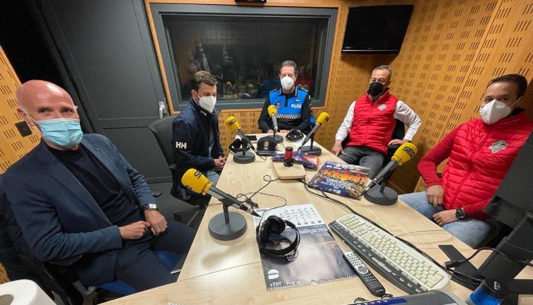 Los organizadores de la San Silvestre palentina en los estudios de Radio Palencia Cadena Ser