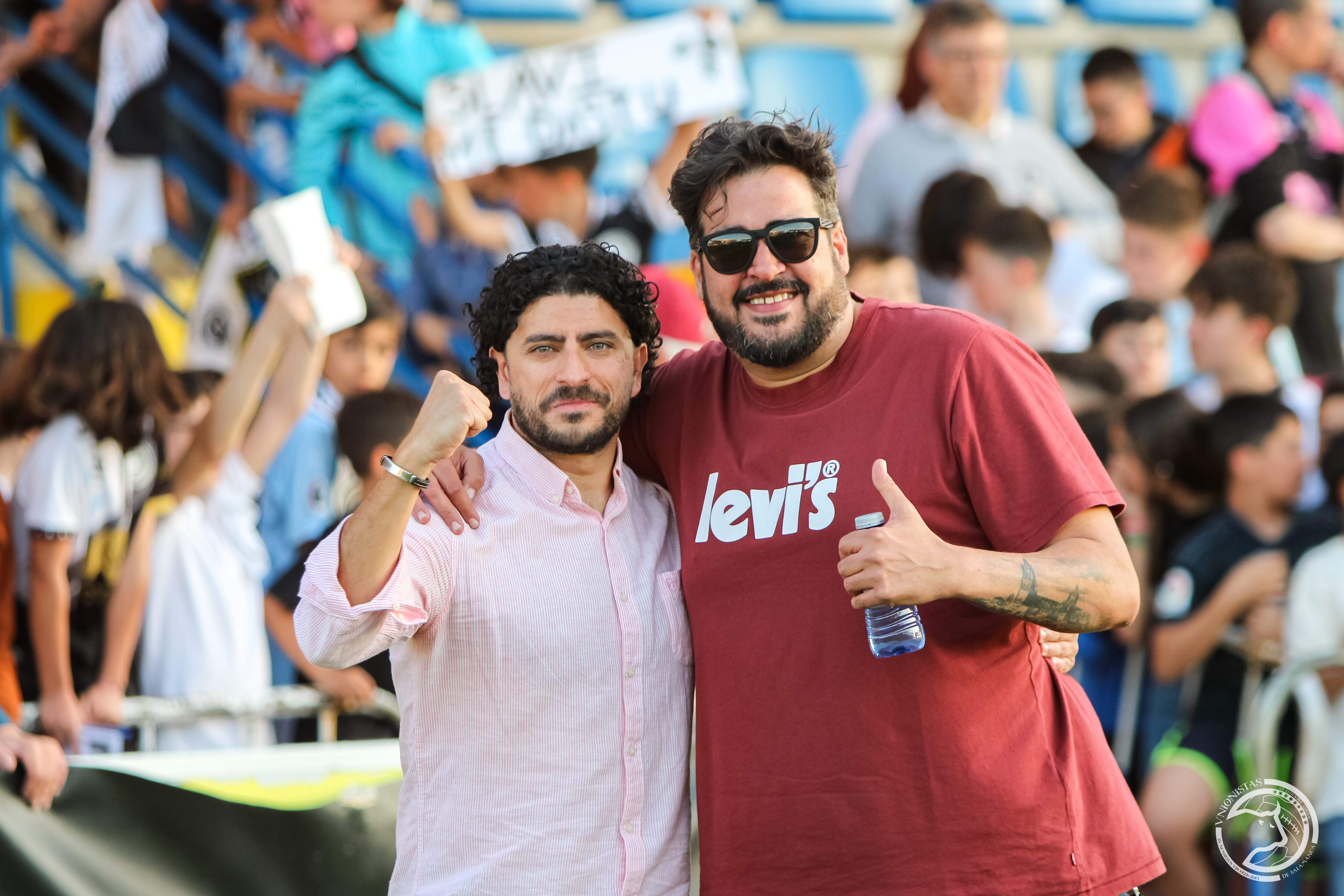Miguel Ángel Sandoval y Rubén Andrés posan para las cámaras del club en el último partido de liga/Unionistas CF