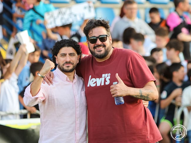 Miguel Ángel Sandoval y Rubén Andrés posan para las cámaras del club en el último partido de liga/Unionistas CF