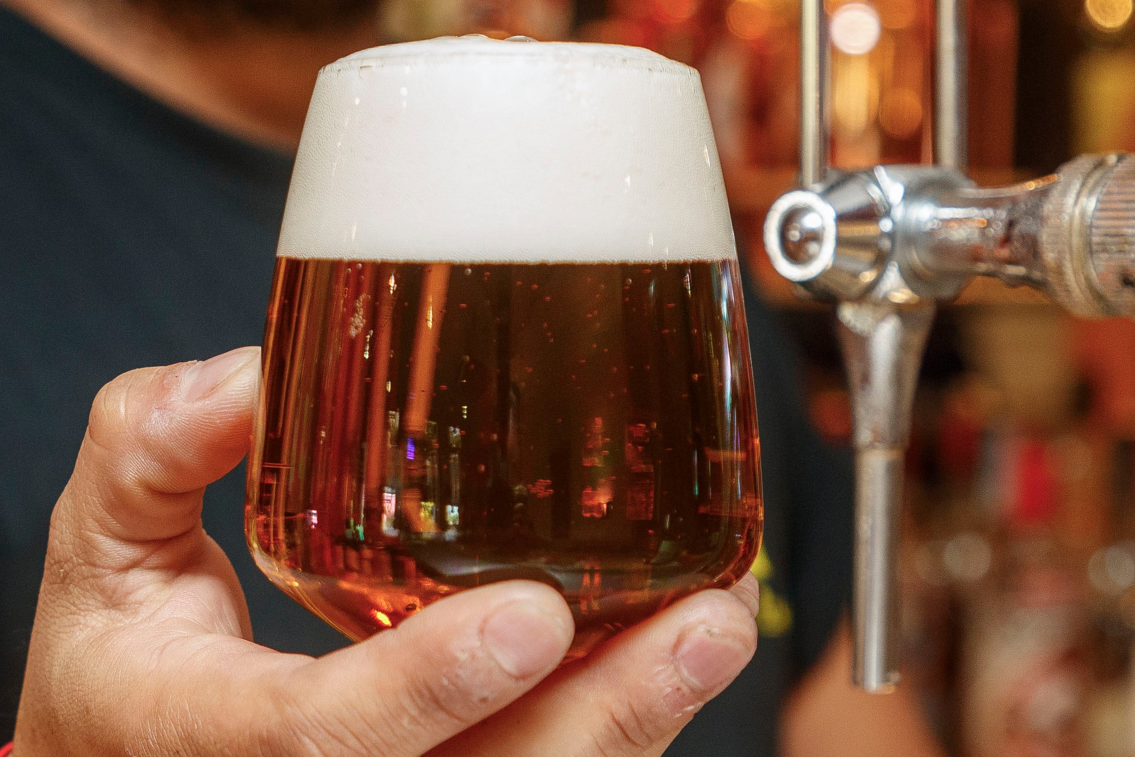 ZARAGOZA, 02/08/2024.- La gran variedad de cervezas que hay en el mundo quedará de manifiesto este viernes con la celebración de su Día Internacional, aunque en su mayoría derivan de las escuelas cerveceras alemana, franco-belga, checa, británica y americana, sin que España haya desarrollado aún un estilo propio.-EFE/ Javier Belver
