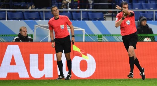 El colegiado Viktor Kassai pita penalti para el Kashima Antlers tras consultar a los asistentes de vídeo.