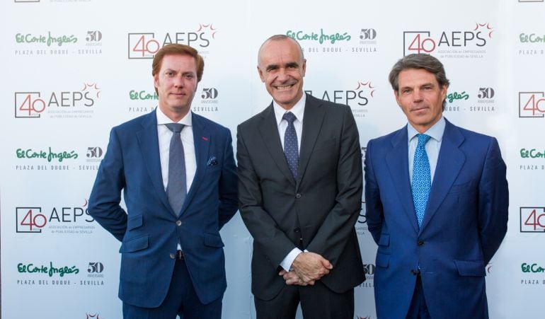 Salvador Toscano (Presidente de la AEPS), Antonio Muñoz (Delegado del Área de Hábitat Urbano, Cultura y Turismo del Ayuntamiento de Sevilla) y Pedro Cruz (Director de El Corte Inglés de Plaza del Duque)