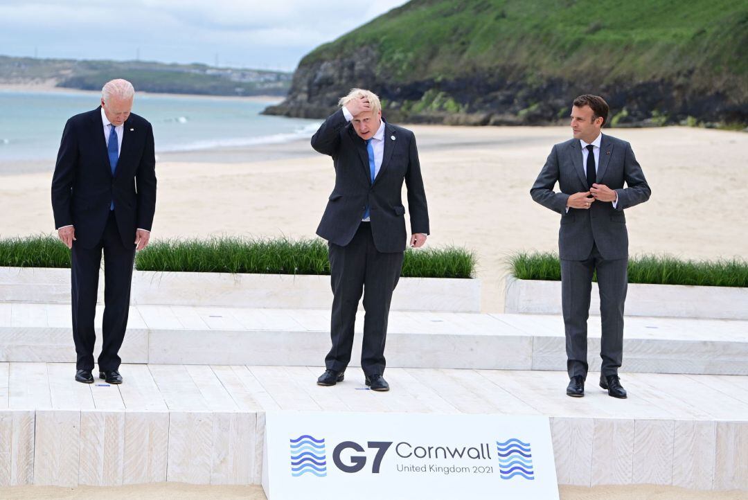 El presidente de EEUU Joe Biden, el primer ministro británico Boris Johnson y el presidente francés Emanuel Macron posan para la cumbre del G7.