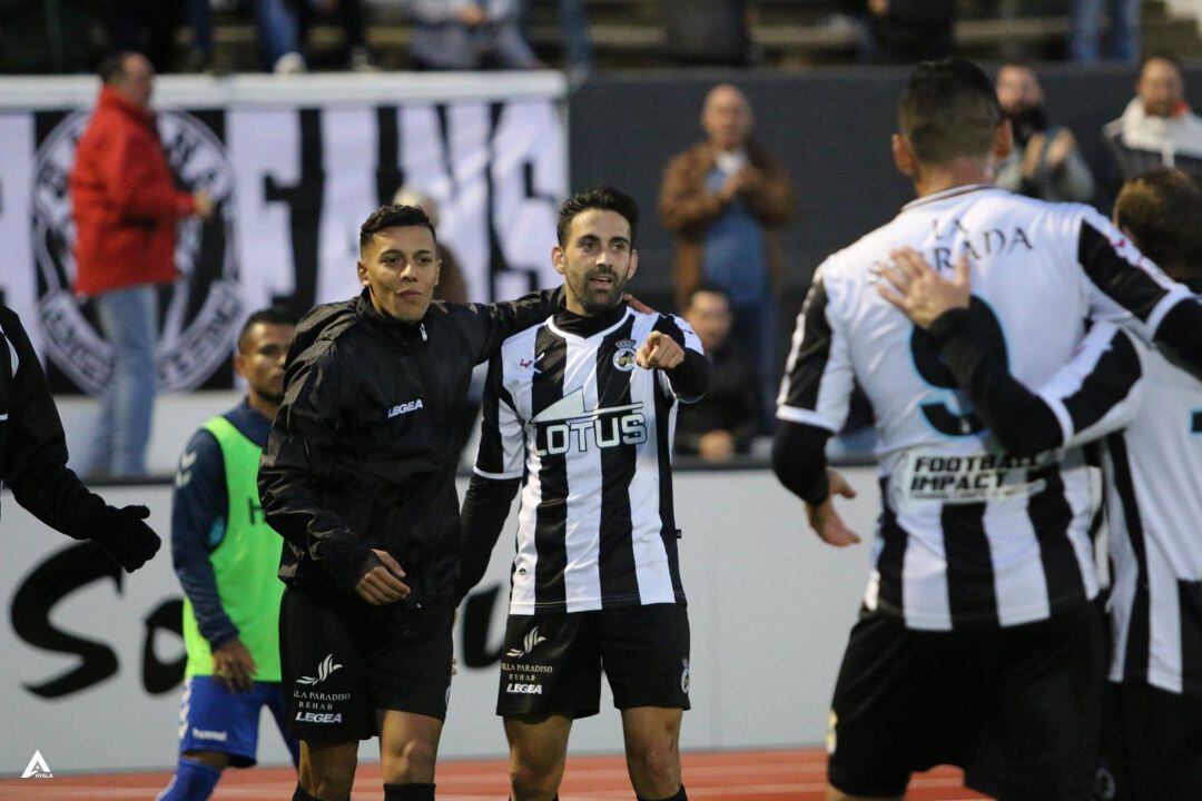 Pirulo celebra un gol.