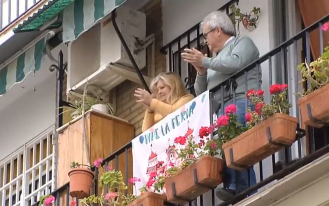 Balcón decorado con un paño que anima a disfrutar de la Feria de Abril también desde casa 