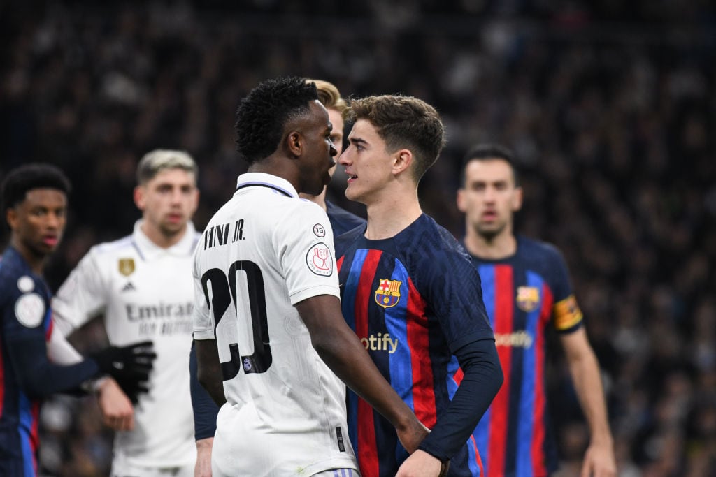 Vinicius Jr y Gavi se encaran durante el Real Madrid - FC Barcelona de Copa del Rey