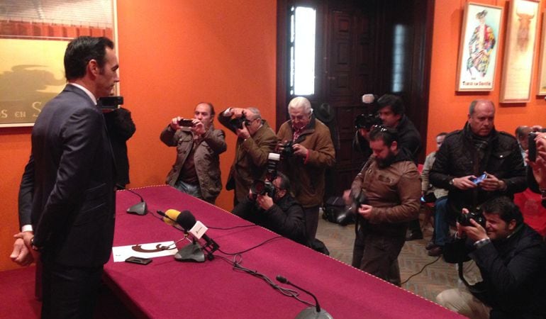 Manuel Jesús &#039;El Cid&#039;, en el Salón de Carteles de la Real Maestranza de Caballería de Sevilla, se dispone a iniciar la rueda de prensa