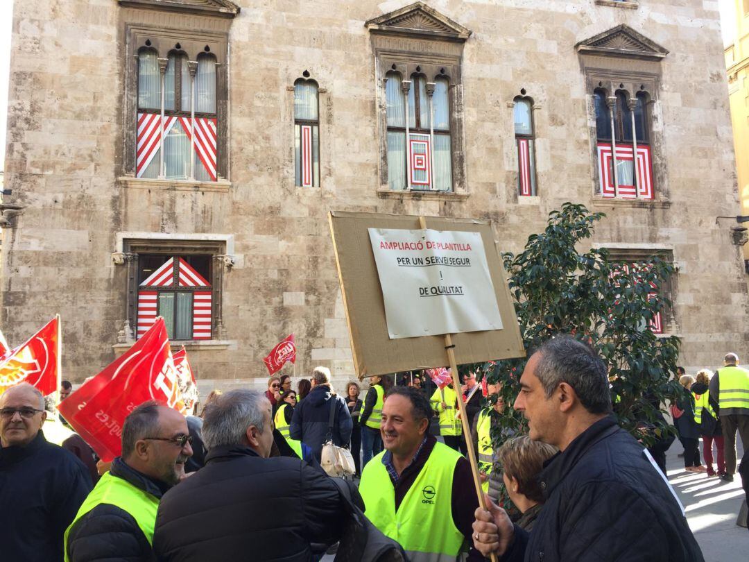 Protesta de los trabajadores de F.G.V frente al Palau de la Generalitat