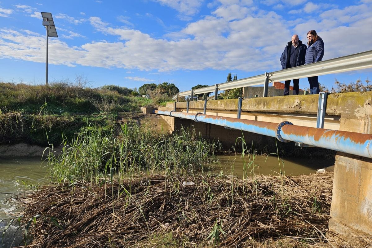 El concejal de Infraestructuras, Diego Ortega, visita un paso sobre una rambla