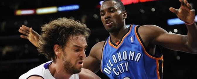 Ibaka defiende a Pau Gasol en un partido de la NBA