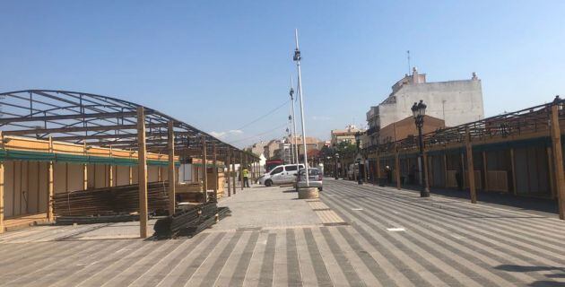 Imagen de las casetas instaladas desde principios de esta semana en la calle Mestre Ramon Ramia Querol, en Paterna, objeto de la polémica