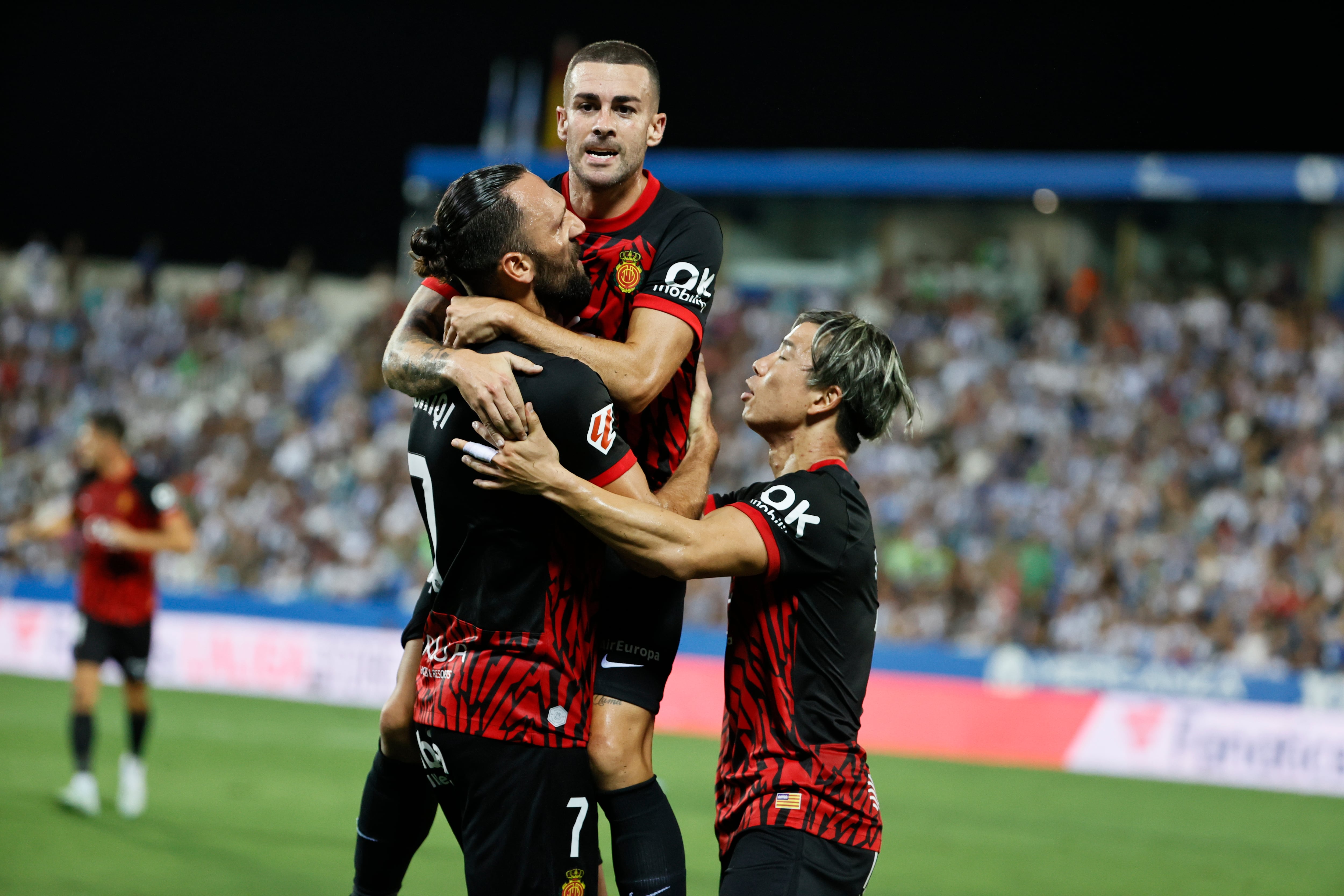 LEGANÉS (MADRID), 31/08/2024.- El centrocampista del Mallorca Dani Rodríguez (c) celebra su gol durante el encuentro de la cuarta jornada de LaLiga que CD Leganés y RCD Mallorca disputan hoy sábado en el estadio de Butarque. EFE/FERNANDO ALVARADO
