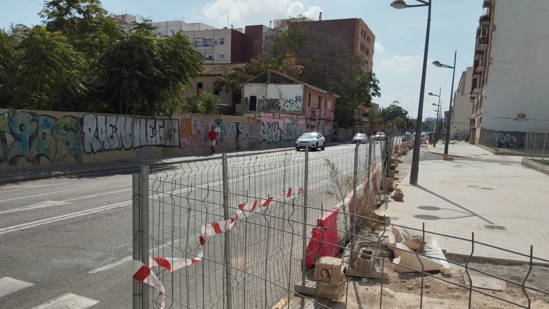 A la izquierda, la acera estrecha por la que se ven obligados a pasar los peatones del tramo Parque Central-Iturbi en la calle San Vicente Mártir de València