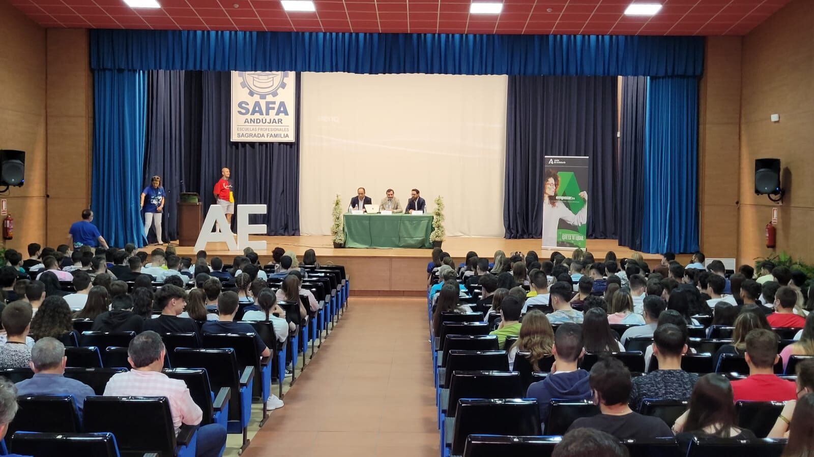 Presentación del Programa Hackathon Emprende es “On fire security” en el salón de actos SAFA Andújar.