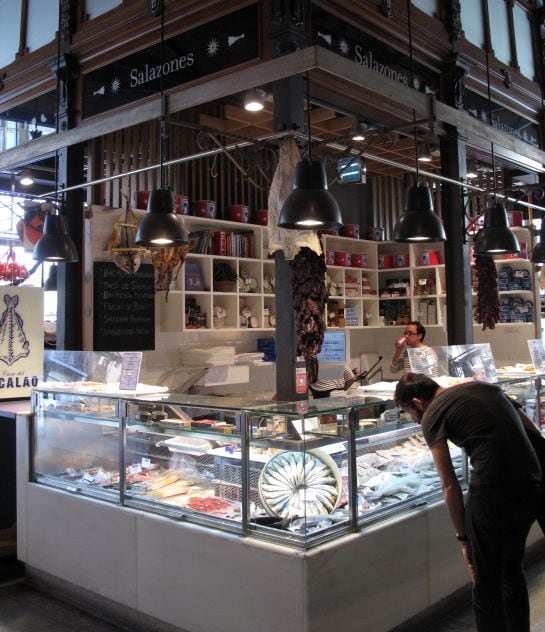 Comercio de pescado en el mercado de San Miguel, Madrid