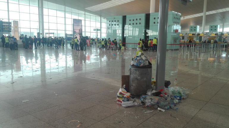 Papereres plenes i lavabos tancats són la conseqüència de la vaga que fan els treballadors del servei de neteja de l&#039;Aeroport del Prat des de dilluns