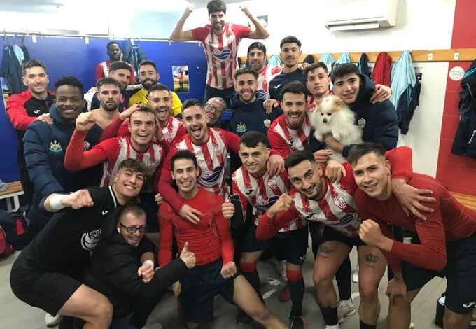 El CD Pedroñeras celebrando la victoria ante La Roda CF