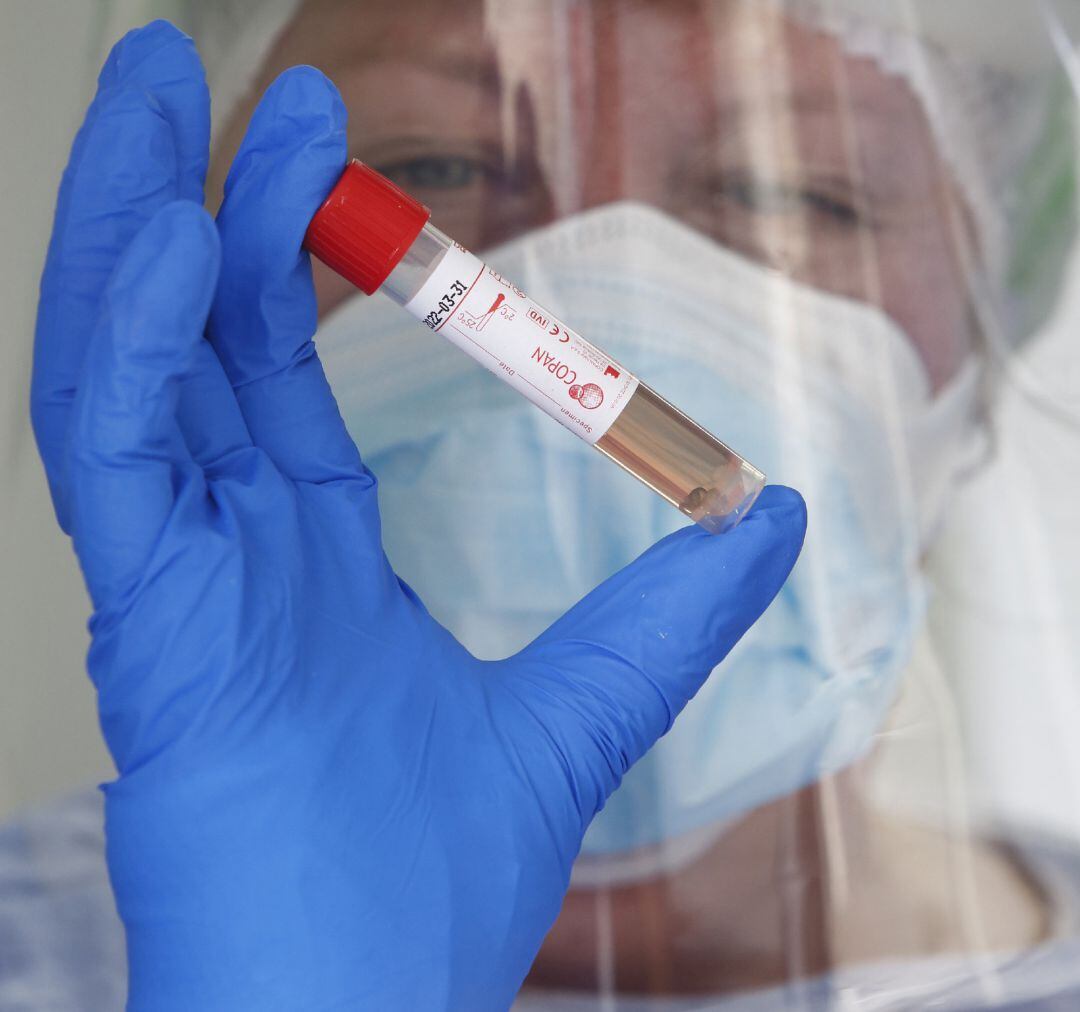 Una enfermera con un test PCR para la detección del COVID-19.