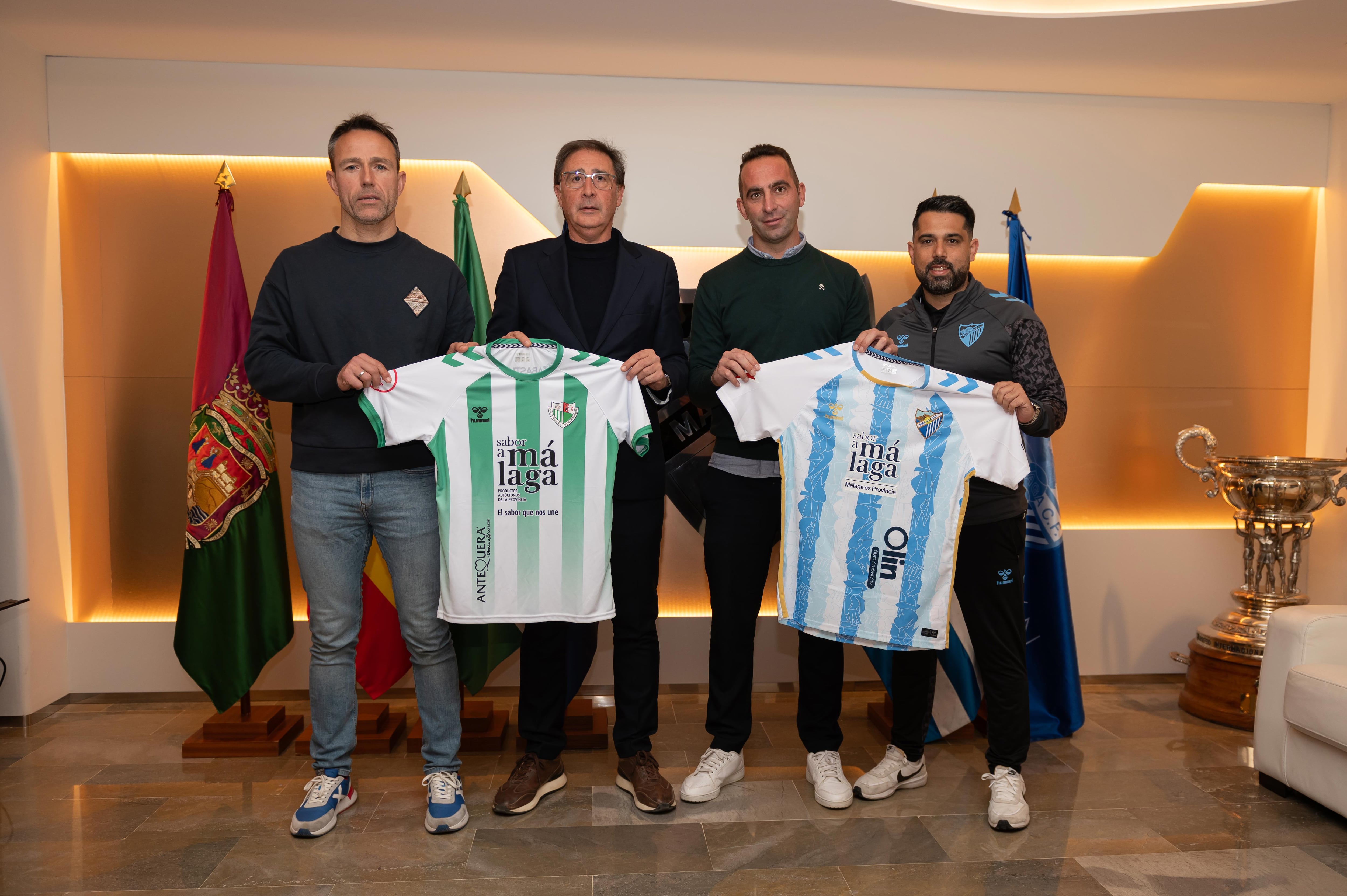 Dirigentes del Málaga y del Antequera en las oficinas del estadio de La Rosaleda