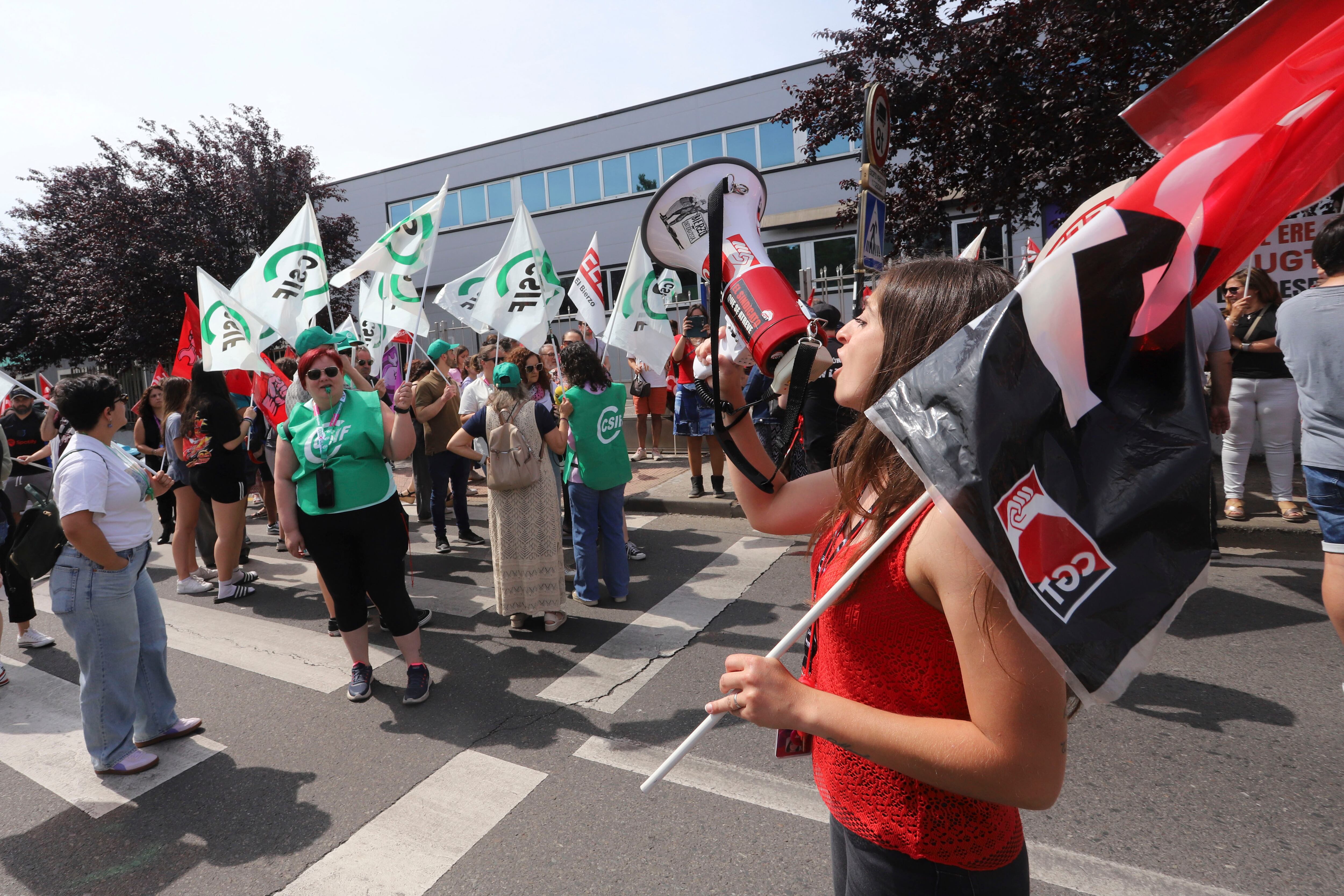PONFERRADA (LEÓN) 13/06/2025.- La plantilla de la empresa Teleperformance se manifiesta durante la reunión con el comité de empresa EFE/ Ana F. Barredo