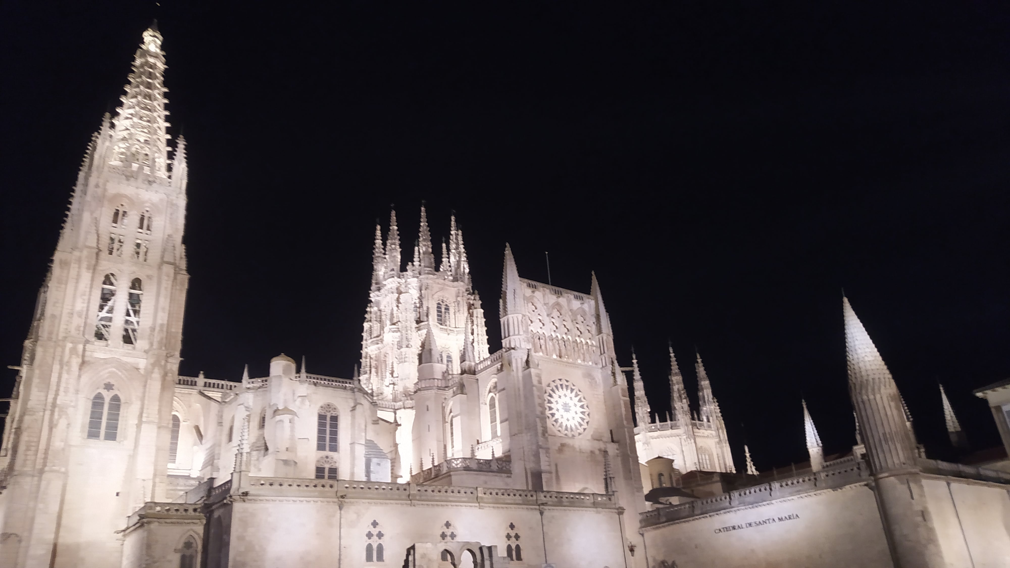 Catedral de Burgos con iluminación nocturna