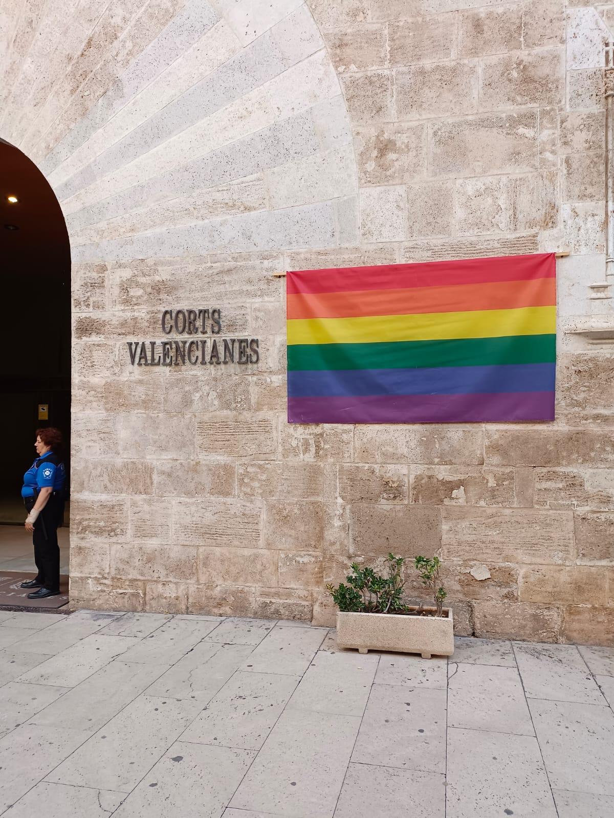 Bandera arcoíris en la fachada de les Corts en València