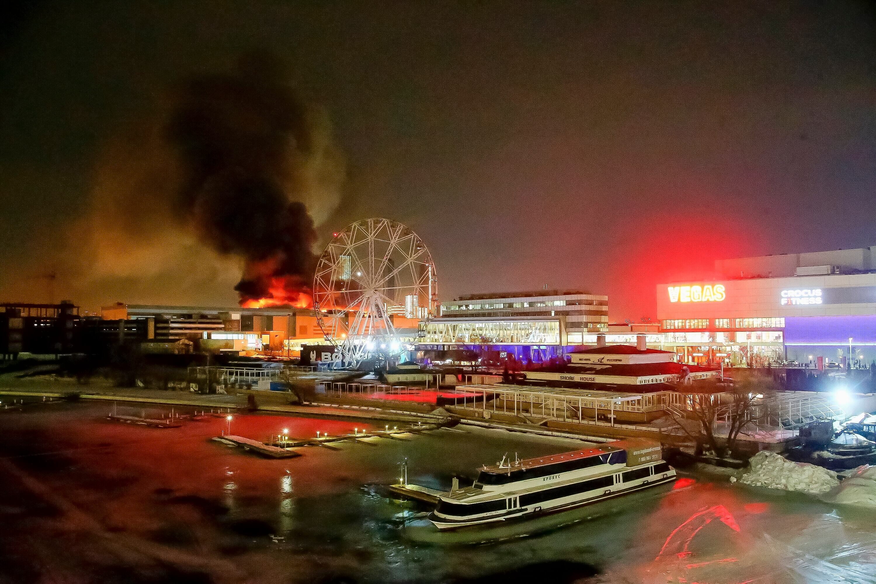 Incendio en el centro comercial de las afueras de Moscú en el que ha tenido lugar un tiroteo masivo.