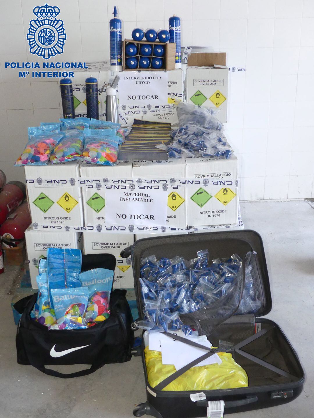 Las bombonas y el material incautado por la Policía Nacional. 