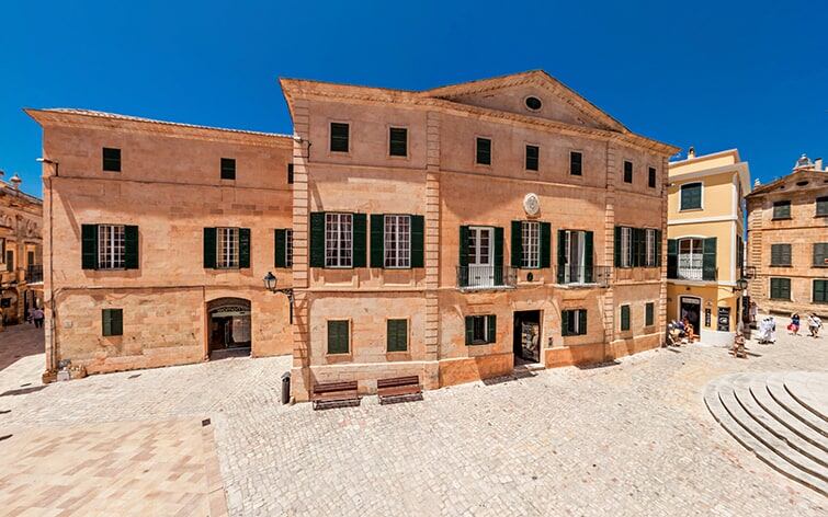 El Palacio Olivar (siglo XVII) de Ciutadella( Menorca) forma parte de la fortuna que podría heredar esta malagueña