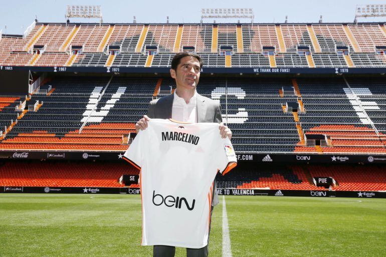 Marcelino posa en Mestalla como nuevo entrenador del Valencia