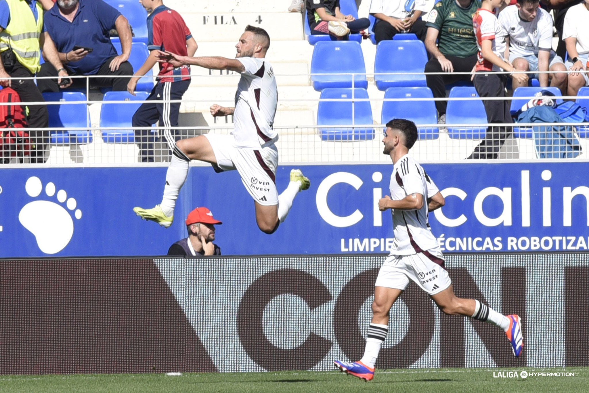 Higinio celebra uno de sus goles en Huesca