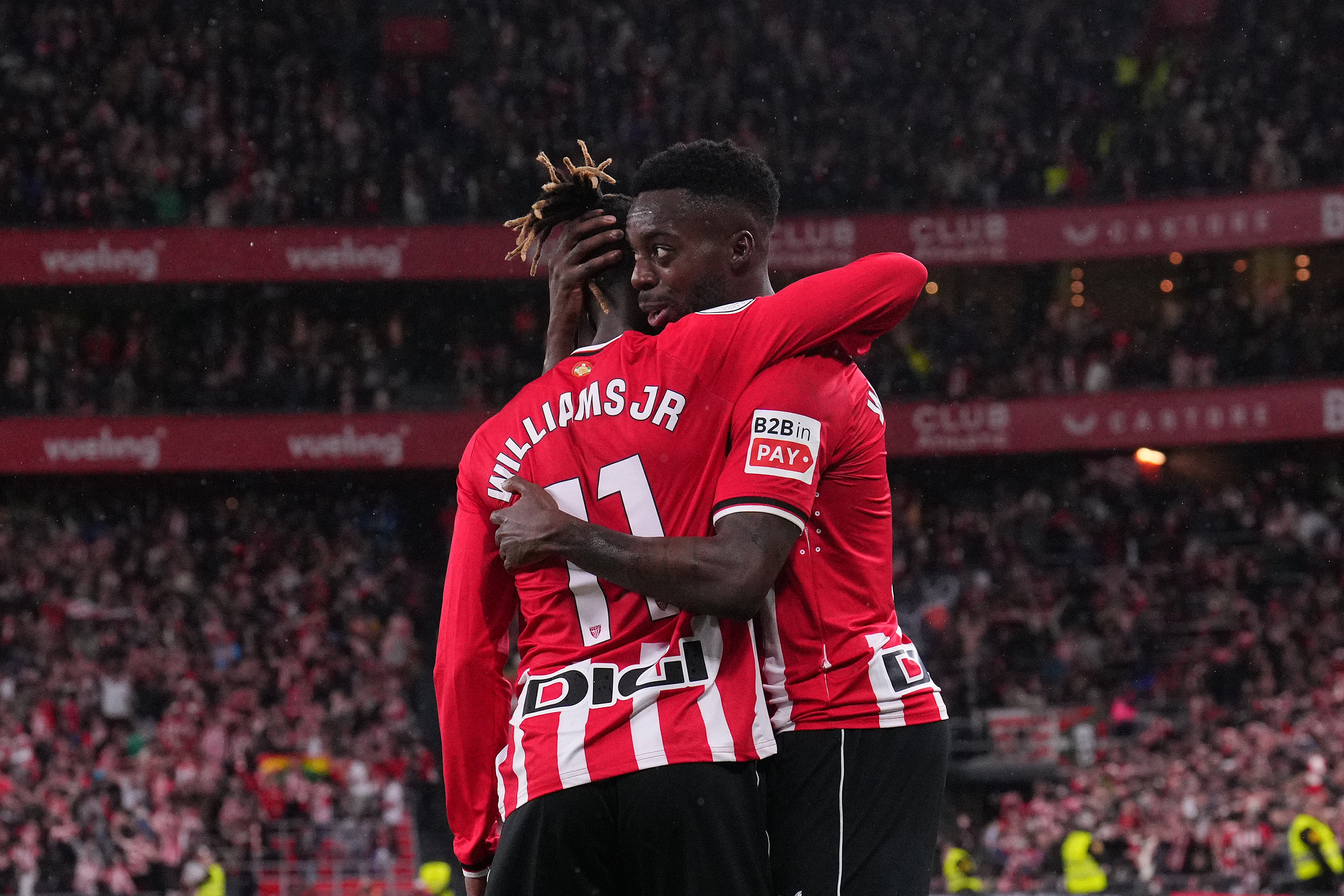 Nico e Iñaki Williams celebran el tanto ante el Atlético de Madrid en San Mamés. (Photo by Juan Manuel Serrano Arce/Getty Images)